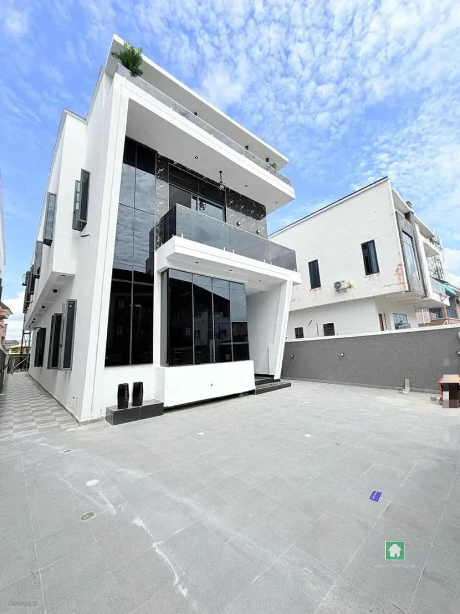 Spacious 5 Bedroom Detached House in Sangotedo, Ajah