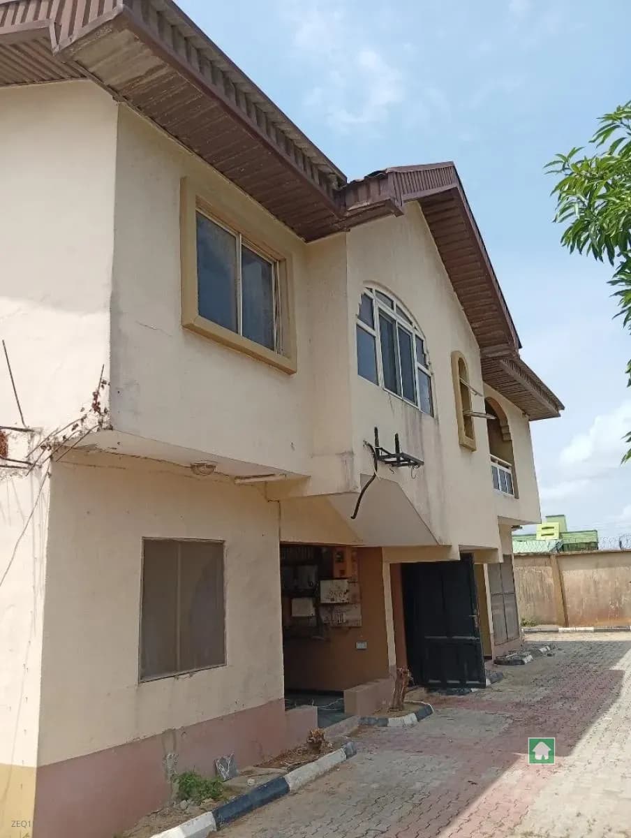Charming 3-Bedroom House in Sangotedo