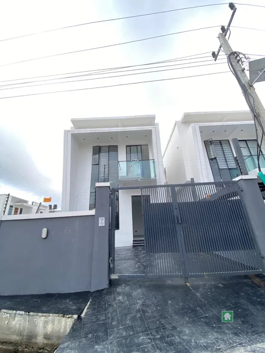 Detached 4 Bedroom House in Vibrant Sangotedo
