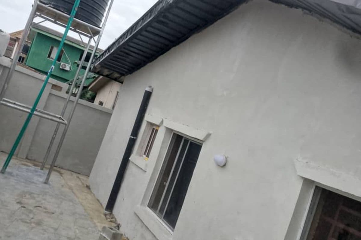 a bungalow consistn 1unit 2bed plus 3units mini